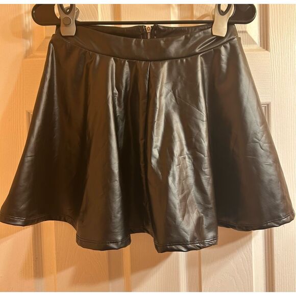 Fashion Nova faux leather mini skirt - Picture 2 of 4